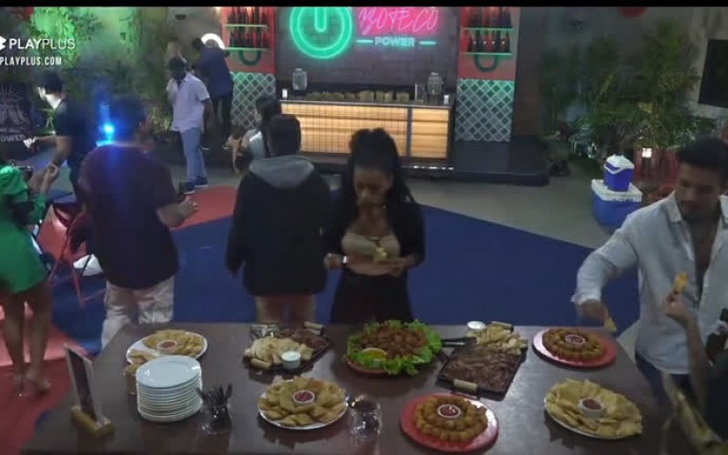 Casais curtem comidas de boteco durante festa | Power Couple Brasil 6