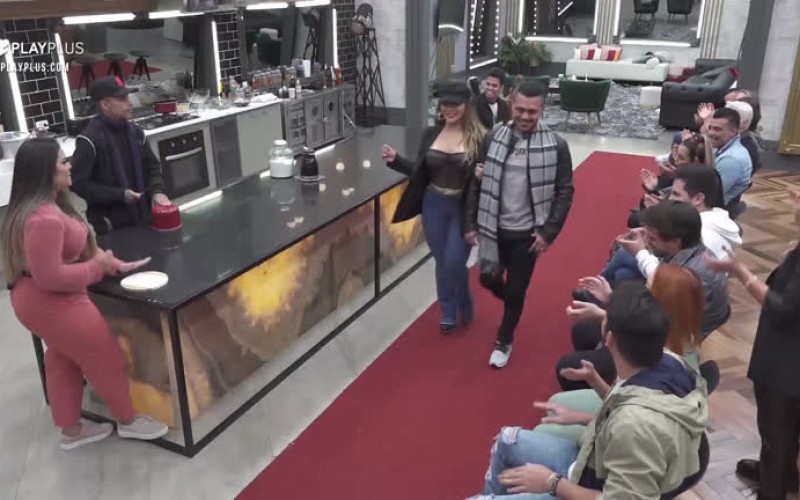 Casais desfilam com looks da Festa Romance - Power Couple Brasil 5