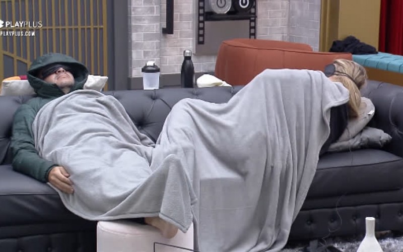 Casais dormem na sala na manhã deste domingo (13) - Power Couple Brasil 5