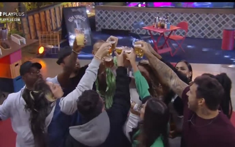 Casais fazem brinde durante festa em "boteco" | Power Couple Brasil 6
