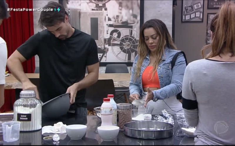 Casais preparam bolo de aniversário para Mirela e conversam sobre conflitos - Power Couple Brasil 5