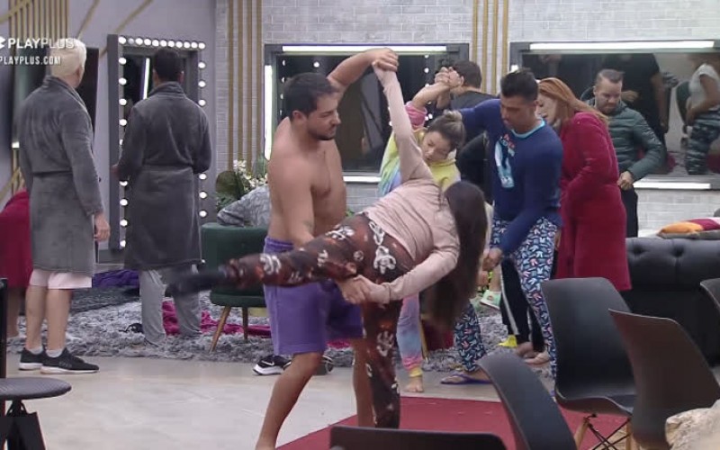 Casais “quebram a cabeça” para cumprir desafio das redes sociais - Power Couple Brasil 5