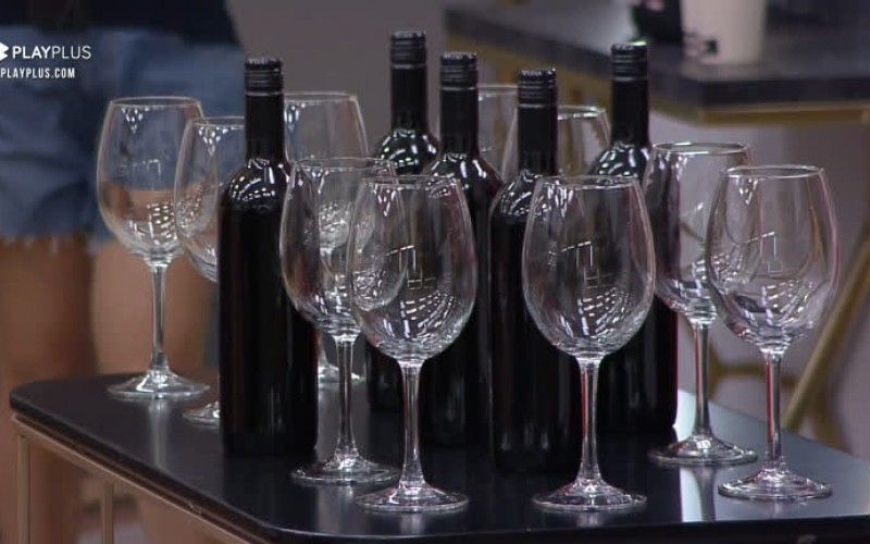 Casais recebem vinhos para alegrar a noite deste domingo (13) - Power Couple Brasil 5