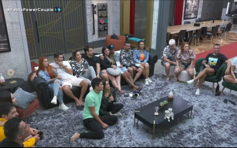 Casais respondem perguntas enviadas no R7.com - Power Couple Brasil 5