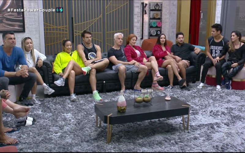 Casais respondem perguntas enviadas pelo R7.com - Power Couple Brasil 5