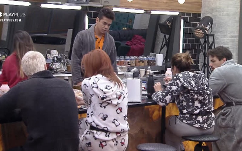 Casais tomam café da manhã após noite agitada na Mansão - Power Couple Brasil 5