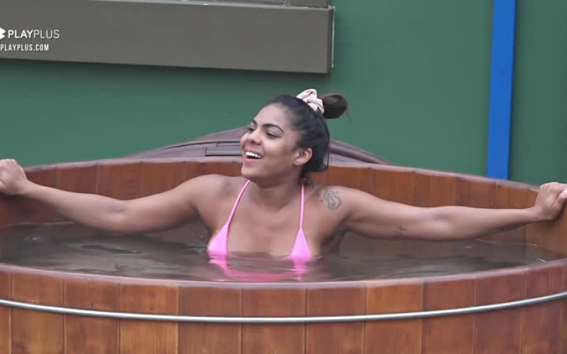 "Cê gosta de um ofurôzinho, né?", brinca Mariano com Tays - A Fazenda 12