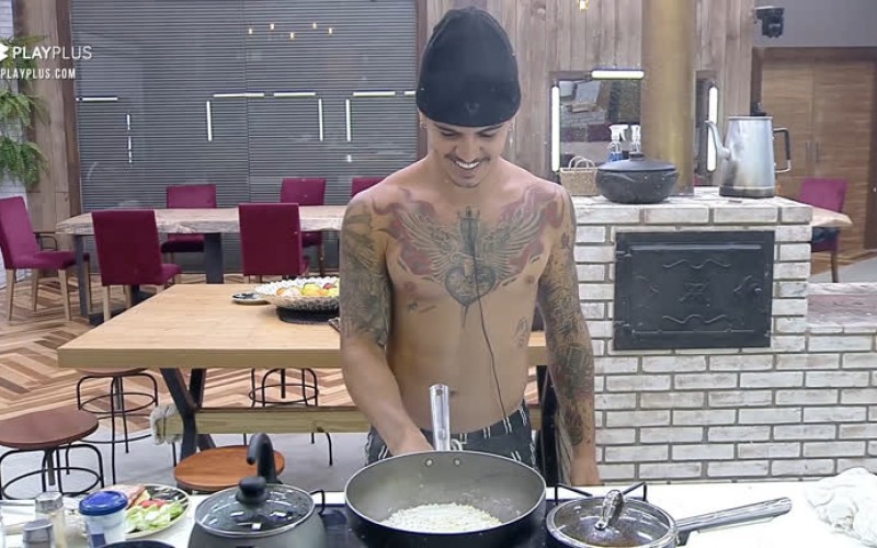 "Chef Biel" prepara tapioca para o jantar - A Fazenda 12
