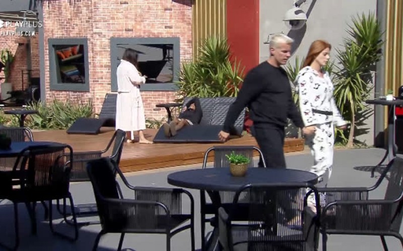 Clima tenso! Finalistas se cumprimentam na manhã desta sexta (23) - Power Couple Brasil 5