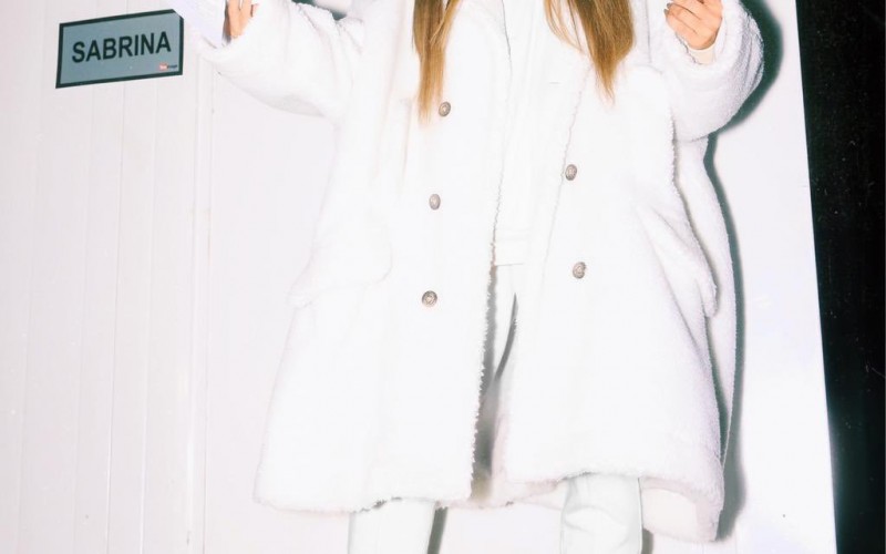 Com look de frio, Sabrina Sato avisa que Ilha Record vai pegar fogo