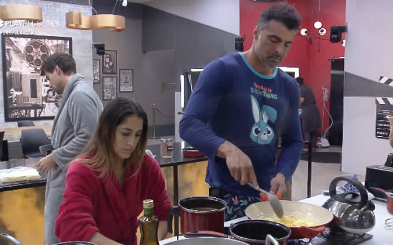 Dany prepara café enquanto JP faz ovos mexidos para os casais – Power Couple Brasil 5