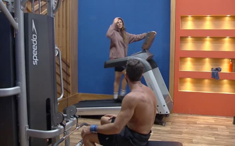 Dayane pede dicas de treino a Erasmo - A Fazenda 13