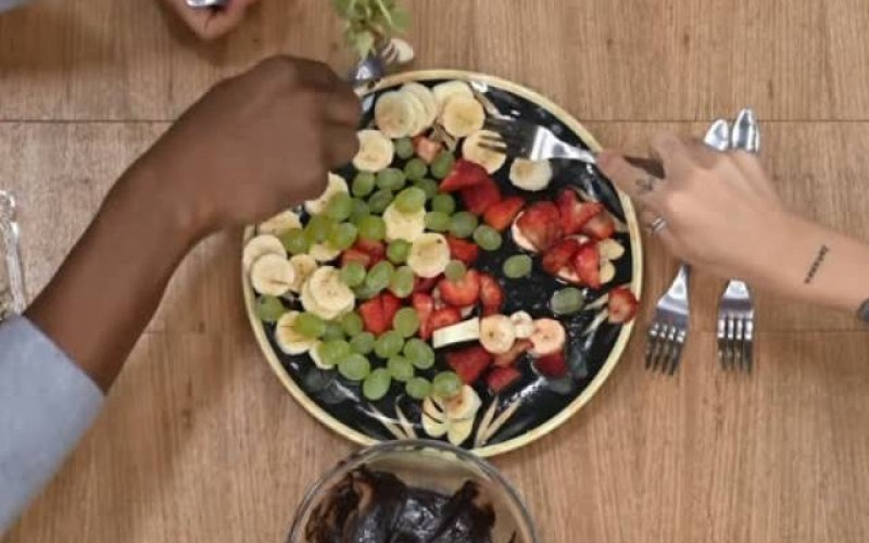 De doce de leite a molho: veja os momentos em que os peões brigaram por comida em A Fazenda 12
