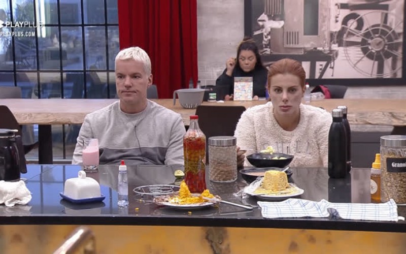 Deborah bebe água na garrafa de JP e irrita Bruno - Power Couple Brasil 5