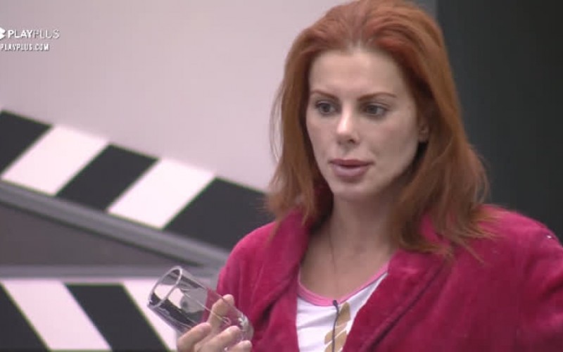 Deborah mente a idade e diverte os colegas - Power Couple Brasil 5