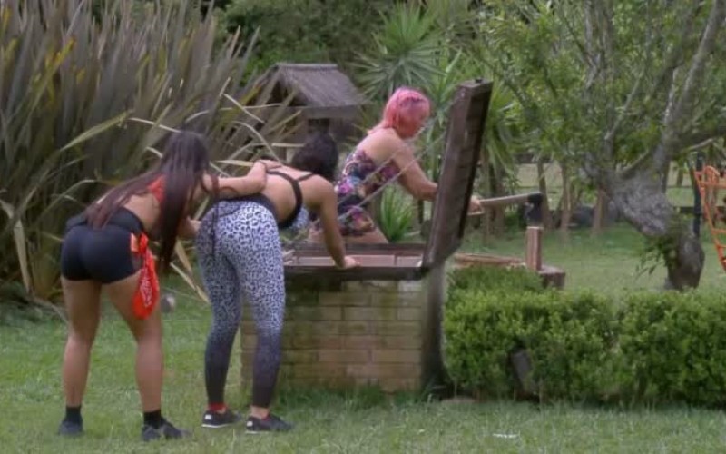 Descontração! Peoas caem no riso enquanto Valentina tenta cortar a lenha - A Fazenda 13