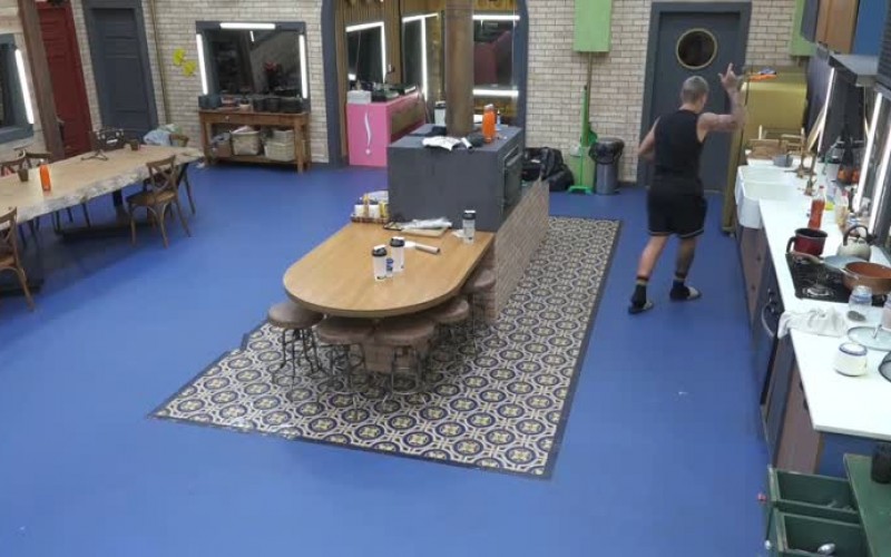 Despertador toca cedo e peões reclamam de insônia – A Fazenda 13