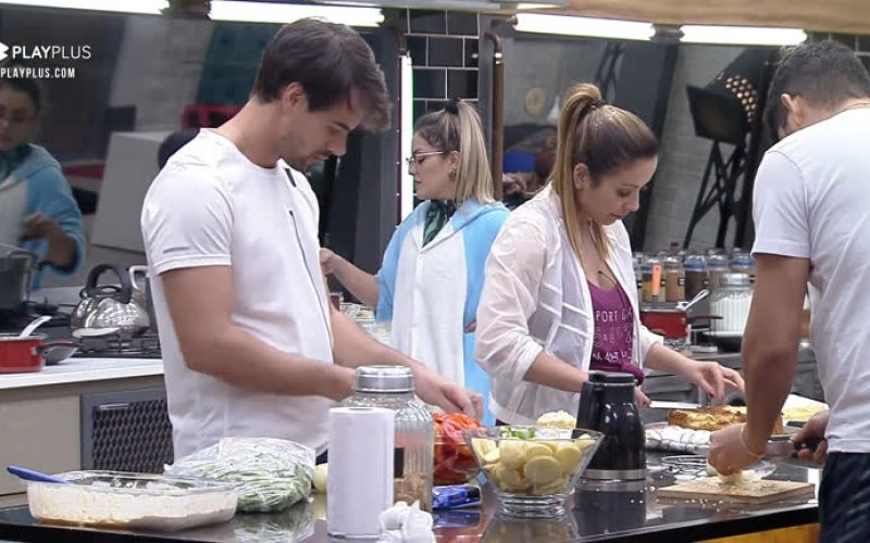 Deu ruim! Bolo queima e Renata tenta salvar - Power Couple Brasil 5