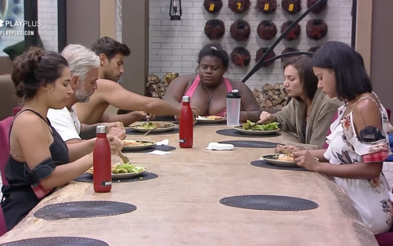 Durante almoço, peões elogiam habilidades de Tays na cozinha - A Fazenda 12