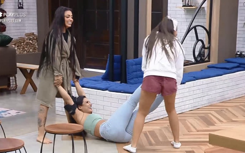 Durante brincadeira com Raissa e Stéfani, Mirella se machuca - A Fazenda 12