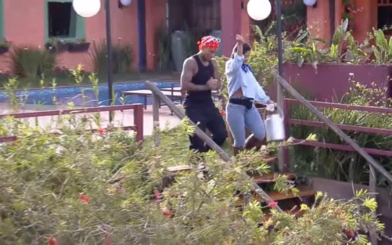 Dynho e Mileide cantam no caminho para o trato dos animais - A Fazenda 13