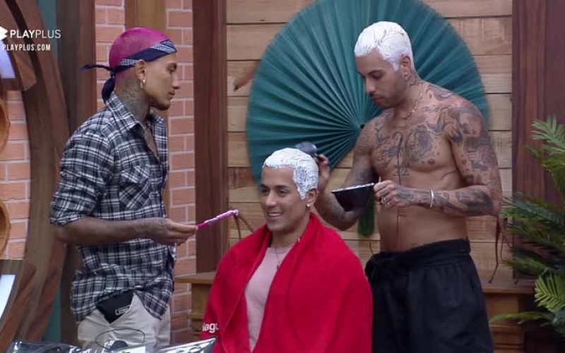 Dynho retoca tintura no cabelo de Tiago - A Fazenda 13