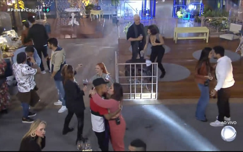 É festa! Clima de romance invade a Mansão Power - Power Couple Brasil 5