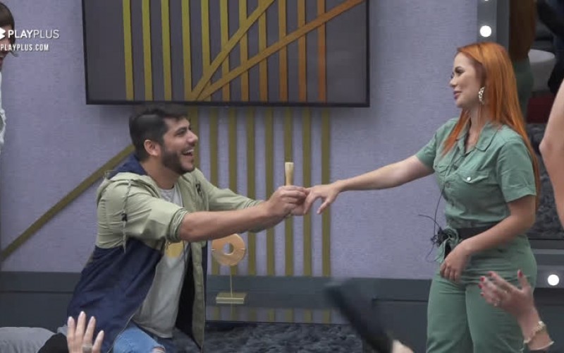 É o amor! Yugnir pede Mirela Janis em casamento - Power Couple Brasil 5