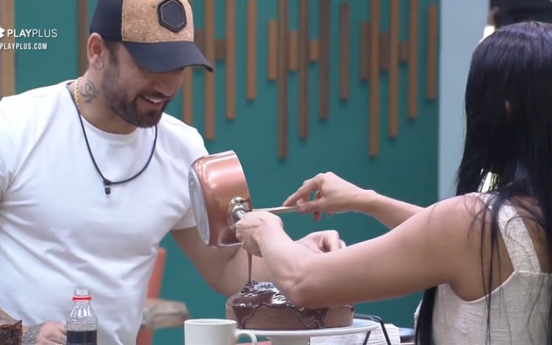 Eliza e Hadballa preparam bolo de chocolate juntos | Power Couple Brasil 6