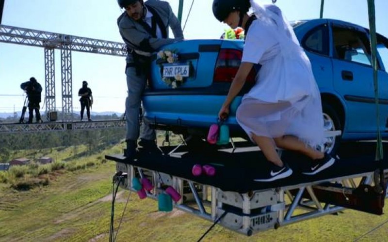 Em prova radical, casais precisam enfeitar carro pendurado em guindaste