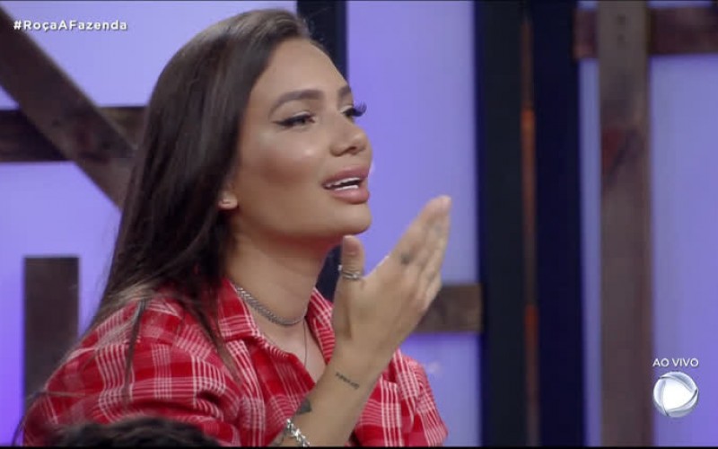Emocionada e sem opção, Stéfani vota em Mateus - A Fazenda 12