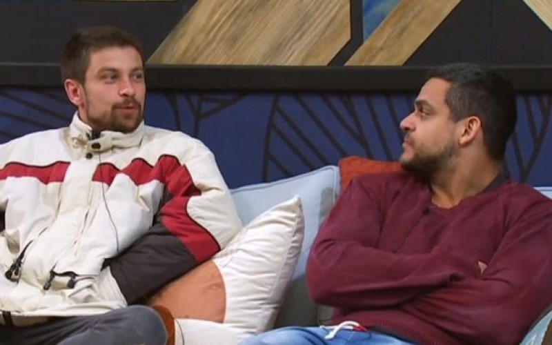 Entenda a amizade entre Caique Aguiar e Raphael Sander em Ilha Record