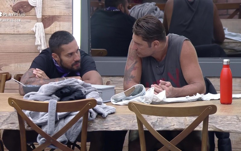 Erika Schneider é assunto entre Bil Araújo e Victor Pecoraro - A Fazenda 13