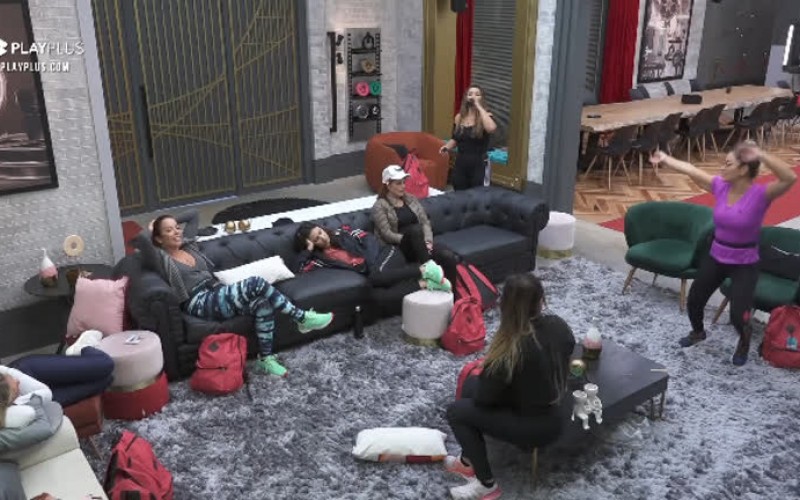 Esposas conversam enquanto aguardam a sexta Prova das Mulheres - Power Couple Brasil 5