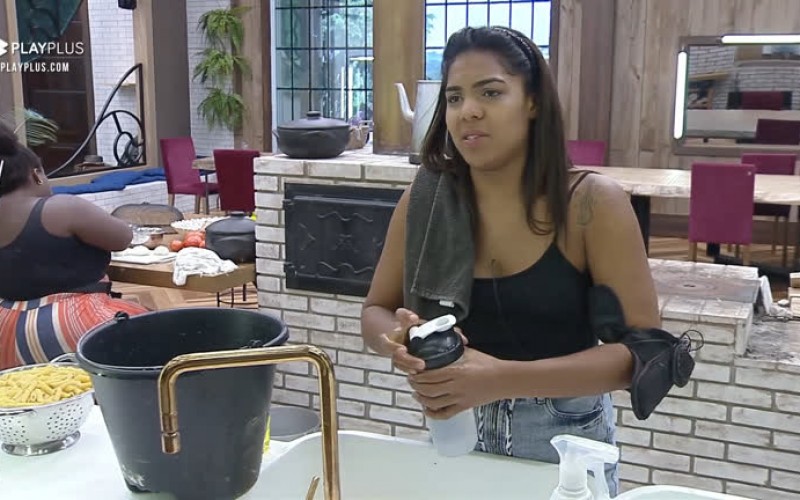 "Eu sou muito destrambelhada", brinca Tays ao se confundir com água - A Fazenda 12