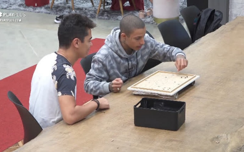 Fabio e Matheus brincam com feijões na cozinha - Power Couple Brasil 5