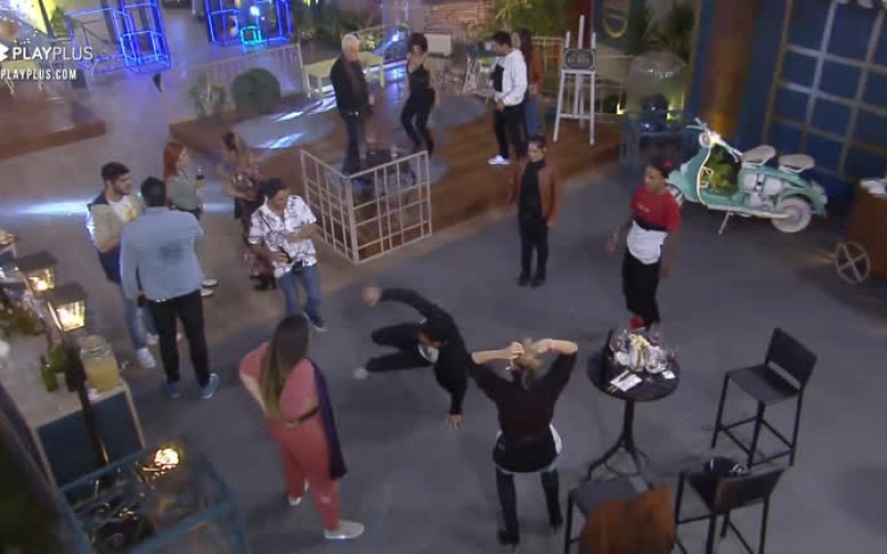 Fabio prova que é bom dançarino na festa romance - Power Couple Brasil 5