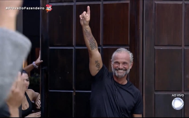 Fazendeiro Mateus retorna à sede e recebe chapéu de Jojo - A Fazenda 12