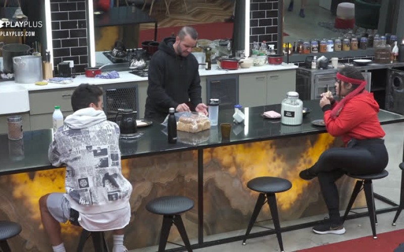 Filipe "prevê o futuro" e narra acontecimentos do dia para Mari e Fabio - Power Couple Brasil 5