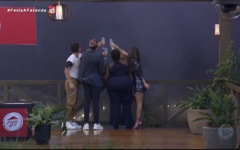 Finalistas aproveitam a última festa da edição com todos os ex-peões - A Fazenda 12