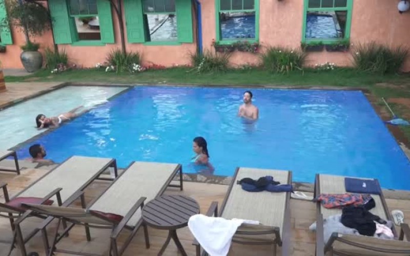 Finalistas soltam a voz enquanto aproveitam a piscina - A Fazenda 13