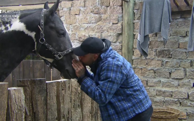 Gui Araujo beija nariz de Colorado – A Fazenda 13