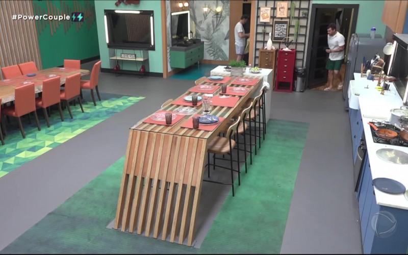 Hadad xinga Albert após ser impedido de entrar no banheiro | Power Couple Brasil 6