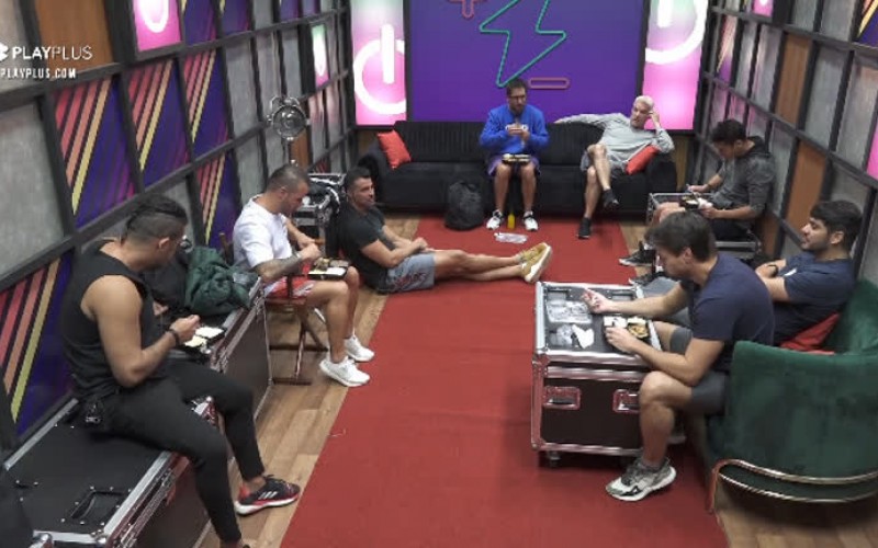 Homens almoçam no camarim e mulheres na sala - Power Couple Brasil 5