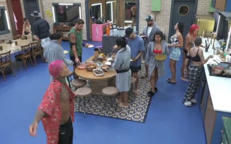 Hora do rango! Lary Bottino chama os peões para almoçar - A Fazenda 13