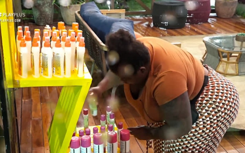 Inquieta, Jojo fala sozinha e arruma produtos fora da sede - A Fazenda 12