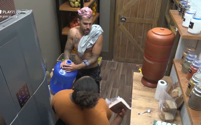 Jojo e Lipe brincam na cozinha da sede - A Fazenda 12