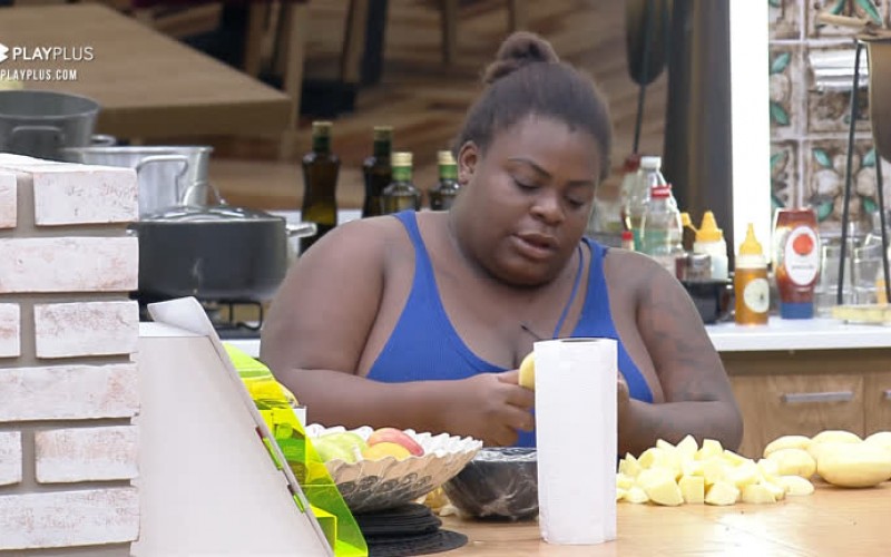 Jojo fala sozinha durante preparação do almoço - A Fazenda 12