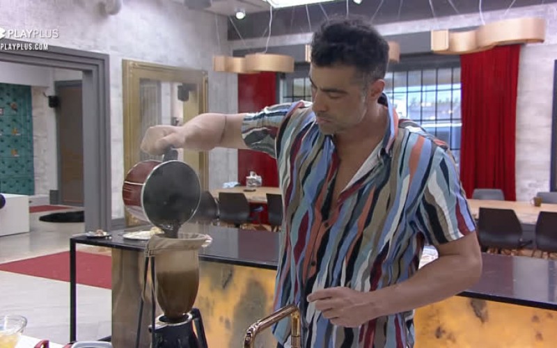 JP faz café e ensina técnica para Dany e Fabio - Power Couple Brasil 5