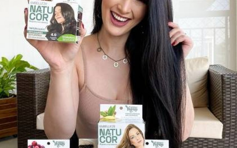 Júlia Doorman explica como usa a tintura vegana Natucor em seus cabelos